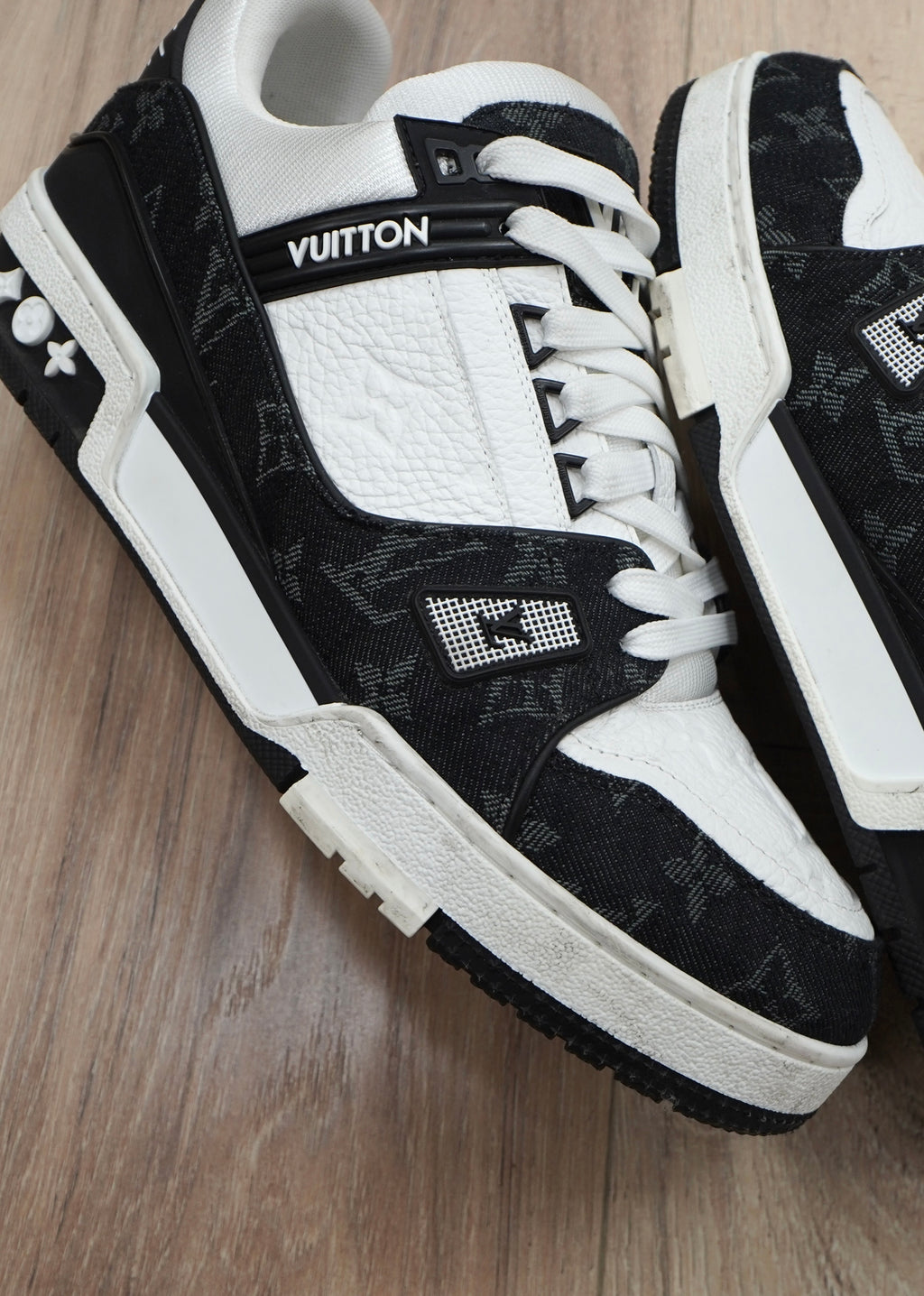 Louis Vuitton LV Trainer 'White Black'